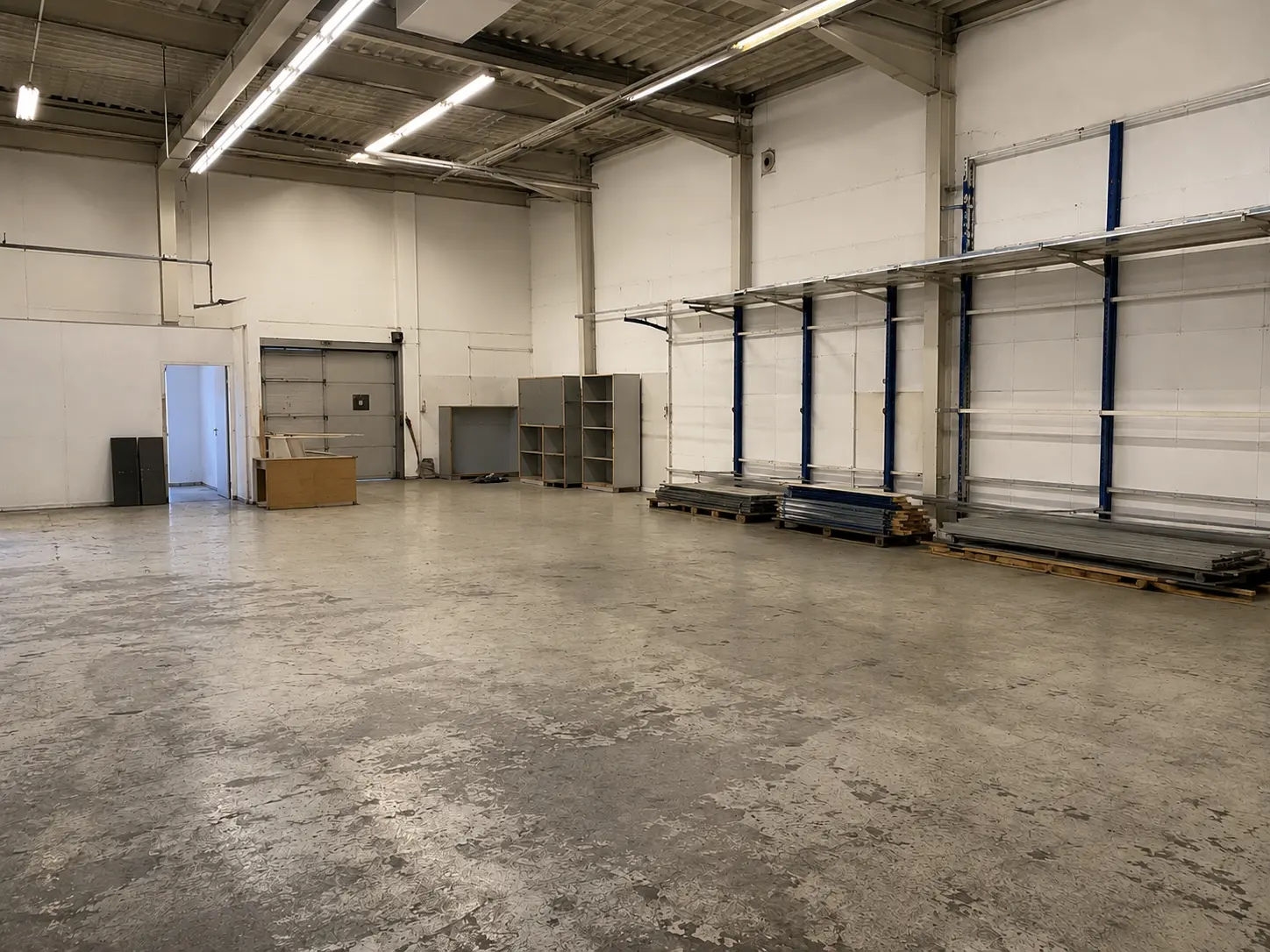 Sauberer Betonboden in einer leeren, hell beleuchteten Halle