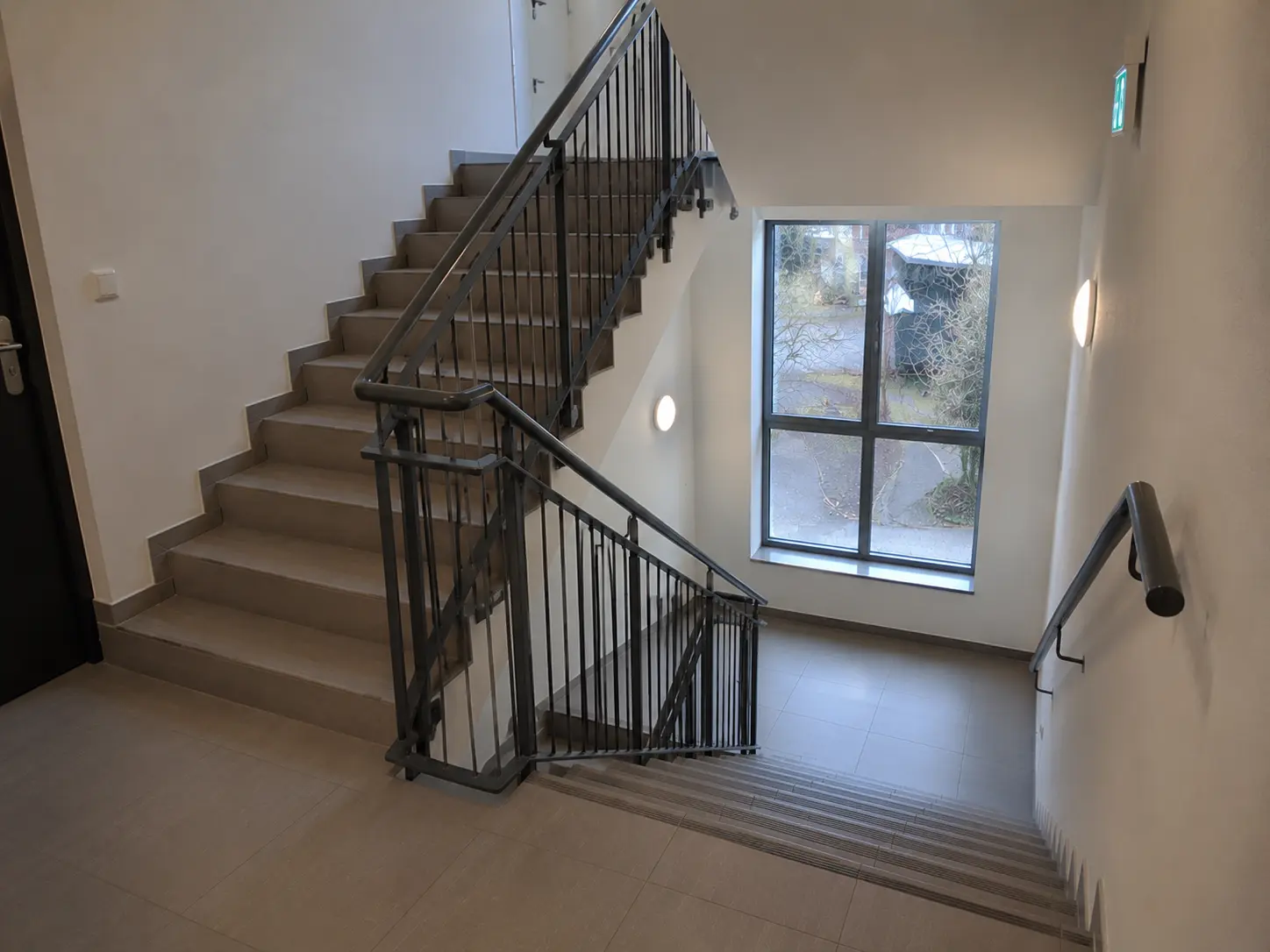 Treppenhaus eines Mehrfamilienhauses mit Betonstufen