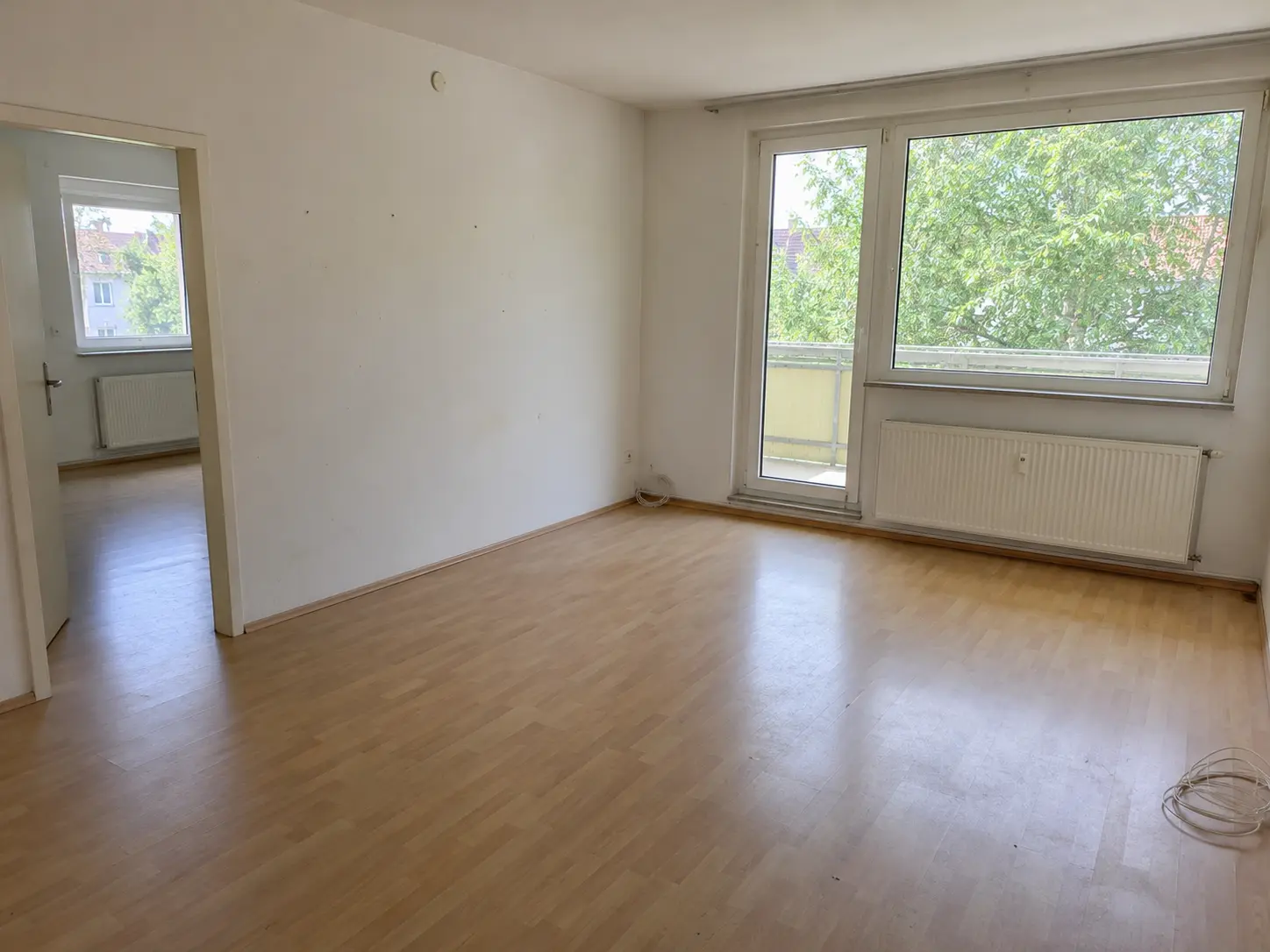 Leeres Zimmer mit frisch gewischtem Holzboden